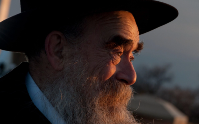 Le rabbin Avraham Shemtov se joint à des centaines de personnes pour assister à l'allumage de la Ménorah nationale de Hanoukka sur l'Ellipse, la première nuit de Hanoukka à Washington, DC, le 1er décembre 2010 (Crédit : Marvin Joseph/The Washington Post/JTA)