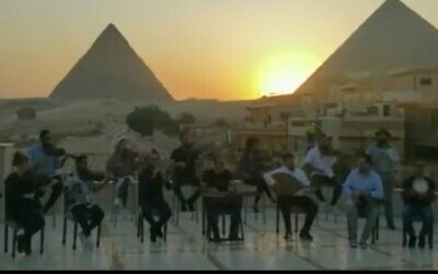 L'orchestre israélien Firqat Alnoor joue devant les pyramides du Caire dans le cadre des célébrations de la fête de l'indépendance de l'ambassade d'Israël en mai 2022. (Crédit : Capture d'écran/Kan)
