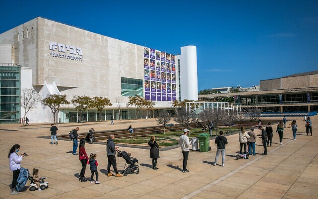 La place Habima conçue par le sculpteur Dani Karavan, Tel Aviv le 28 mars 2022, (Crédit : Autorisation Yossi Aloni/Flash90)