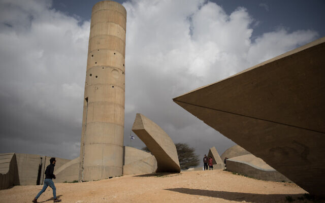 Le Monument à la Brigade du Néguev dans la ville de Beer Sheba, dans le sud d'Israël, dans le Néguev, le 17 février 2018. Le Monument du Neguev a été conçu par Dani Karavan en mémoire des membres de la Brigade Palmach Neguev qui sont tombés en combattant aux côtés d'Israël pendant la guerre israélo-arabe de 1948. (Crédit : Autorisation Hadas Parush/Flash90)