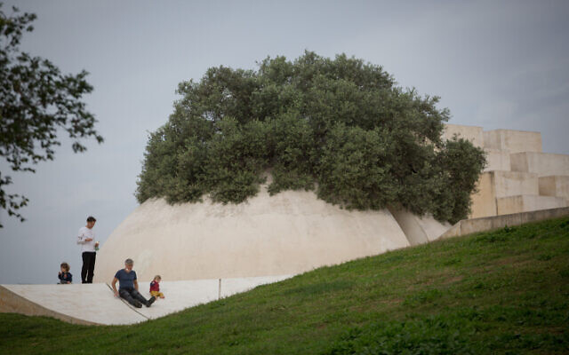 Vue de la sculpture "White Square", créée par l'artiste Dani Karavan, au parc Edith Wolfson, surplombant Tel Aviv, le 14 décembre 2020 (Crédit : Miriam Alster/FLASH90)