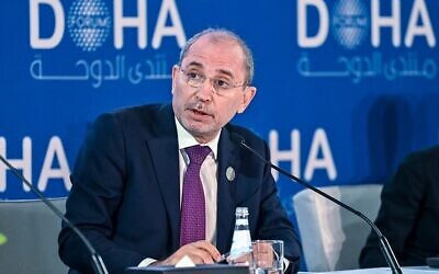 Le ministre jordanien des Affaires étrangères, Ayman Safadi, s'adressant à un groupe de discussion lors du Forum de Doha, dans la capitale du Qatar, le 26 mars 2022. (Crédit : Ammar Abd Rabbo/MOFA/Doha Forum/AFP)