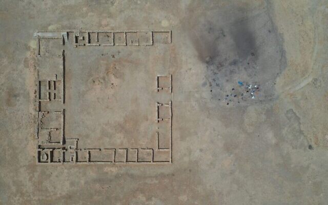 L'auberge sur le bord de la route de Shaar Ramon. La fosse à ordures se trouve sur la droite, près du portail d'entrée. (Crédit : Roy Galili)