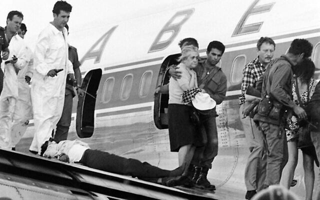 Ehud Barak, à gauche, déguisé en technicien lors du détournement de Sabena en 1972, à l’aéroport de Lod (Crédit : Ron Ilan/Archives de l'Armée israélienne)