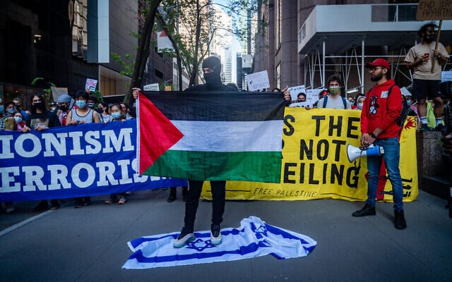 Des militants anti-Israël et pro-palestiniens à New York, le 15 mai 2021. Illustration (Crédit: Luke Tress/Times of Israel) Des militants anti-Israël et pro-palestiniens à New York, le 15 mai 2021. Illustration (Crédit: Luke Tress/Times of Israel)