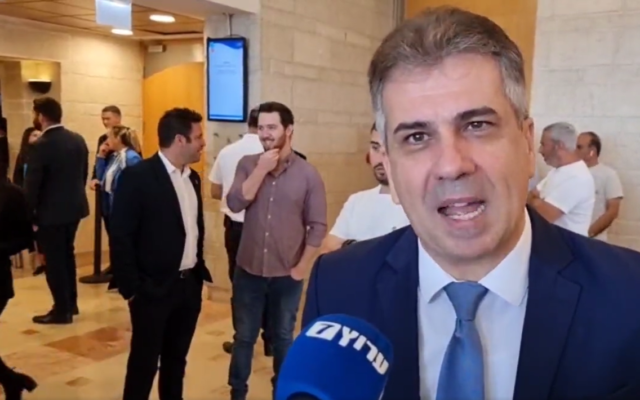 Le député Eli Cohen parlant à un journaliste lors d'une réunion spéciale à la municipalité de Jérusalem, le 29 mai 2022. (Crédit: Screengrab/Twitter)