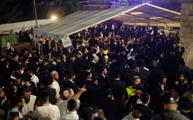 Des Juifs ultra-orthodoxes lors des célébrations de Lag BaOmer lors des fêtes du mont Meron, le 18 mai 2022. (Crédit : Judah Ari Gross) Des Juifs ultra-orthodoxes lors des célébrations de Lag BaOmer lors des fêtes du mont Meron, le 18 mai 2022. (Crédit : Judah Ari Gross)
