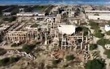 Vue aérienne des ruines de la société Electrochemical Industries Company, aujourd'hui abandonnée, près de la ville d'Akko, dans le nord du pays. (Crédit : Hillel Tatro/Treizième chaîne Screenshot)