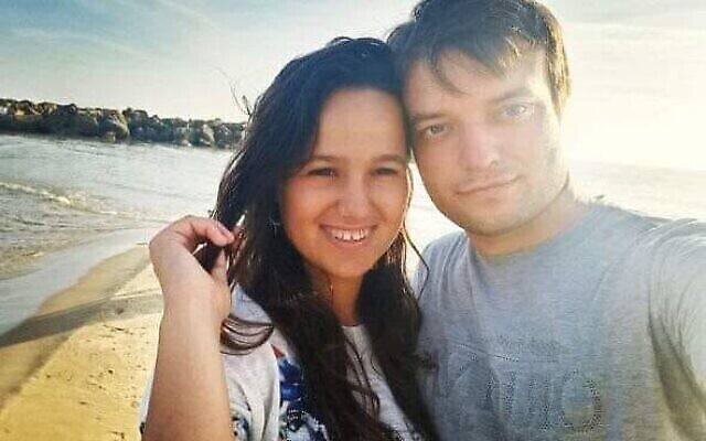 Une photo non datée de Vyacheslav Golev, un agent de sécurité tué lors d’une attaque terroriste et de sa fiancée, Victoria Fligelman à Ariel le 29 avril 2022. (Crédit : Autorisation) Une photo non datée de Vyacheslav Golev, un agent de sécurité tué lors d’une attaque terroriste et de sa fiancée, Victoria Fligelman à Ariel le 29 avril 2022. (Crédit : Autorisation)