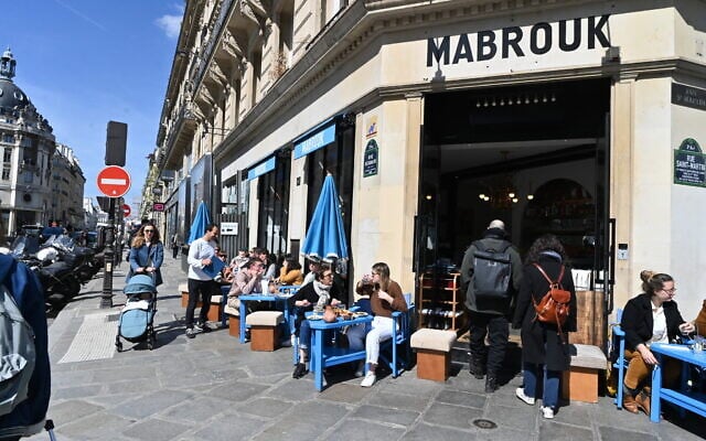 Le Mabrouk ne ressemble en rien à ces restaurants de couscous habituels nombreux dans Paris. (Crédit :  Cnaan Liphshiz / JTA)