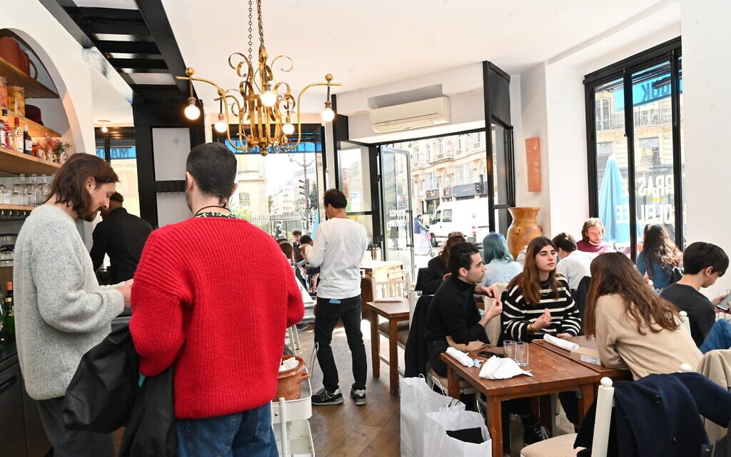 Le Mabrouk se trouve aux abords du Marais, le quartier juif historique de Paris. (Crédit : Cnaan Liphshiz/ JTA)