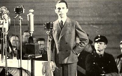 Photo non datée de Joseph Goebbels, ministre nazi de la propagande, prononçant un discours. (Crédit : Bengt von zur Muehlen/Yad Vashem Photo Archive)
