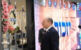 Le Premier ministre Naftali Bennett dépose une couronne de fleurs lors de la cérémonie officielle du Jour du Souvenir, au cimetière militaire du mont Herzl, à Jérusalem, le 4 mai 2022. (Crédit : Amos Ben Gershom/GPO)