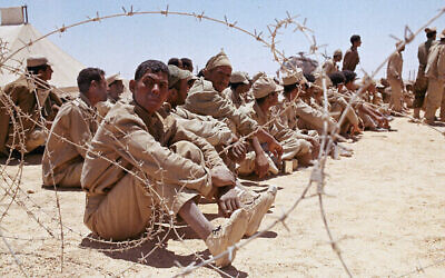 Illustration : Des prisonniers de guerre égyptiens pendant la guerre israélo-arabe de six jours, en juin 1967. Date et lieu exacts inconnus. (Crédit : AP Photo)