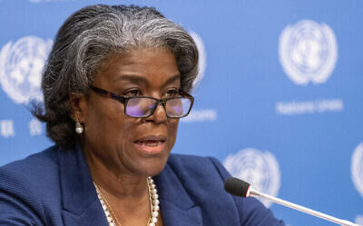 L’ambassadrice des États-Unis aux Nations unies, Linda Thomas-Greenfield, s’entretient avec des journalistes lors d’une conférence de presse au siège des Nations unies, le 1er mars 2021. (Crédit : Mary Altaffer/AP)