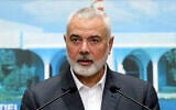 Le leader du Hamas, Ismail Haniyeh, s’exprimant lors d’une conférence de presse après sa rencontre avec le président libanais Michel Aoun, au palais présidentiel, à Baabda, à l’est de Beyrouth, au Liban, le 28 juin 2021. (Crédit : Dalati Nohra/Gouvernement officiel libanais via AP)