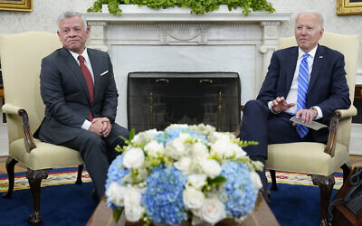 Le président Joe Biden, à droite, rencontre le roi Abdallah II de Jordanie dans le bureau Ovale de la Maison Blanche, à Washington, le 19 juillet 2021. (Crédit : AP Photo/Susan Walsh, File)