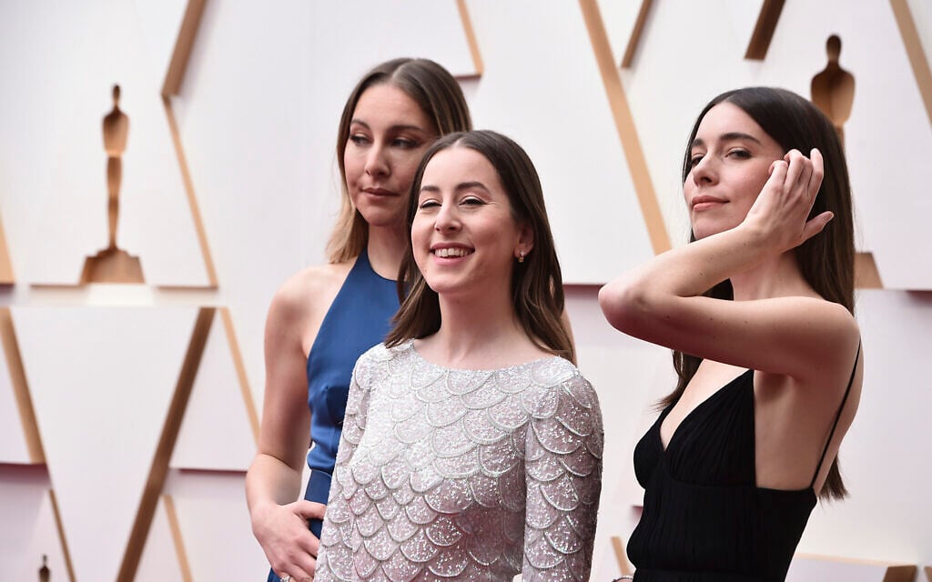 De gauche à droite : Este Haim, Alana Haim et Danielle Haim arrivent aux Oscars, au Dolby Theatre de Los Angeles, le dimanche 27 mars 2022. (Crédit: Photo par Jordan Strauss/Invision/AP) De gauche à droite : Este Haim, Alana Haim et Danielle Haim arrivent aux Oscars, au Dolby Theatre de Los Angeles, le dimanche 27 mars 2022. (Crédit: Photo par Jordan Strauss/Invision/AP)