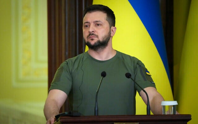 Le président ukrainien Volodymyr Zelensky pendant une conférence de presse conjointe avec le directeur de l'Agence internationale de l'énergie atomique Rafael Grossi à Kyiv, en Ukraine, le 26 avril 2022. (Crédit : AP/Efrem Lukatsky) Le président ukrainien Volodymyr Zelensky pendant une conférence de presse conjointe avec le directeur de l'Agence internationale de l'énergie atomique Rafael Grossi à Kyiv, en Ukraine, le 26 avril 2022. (Crédit : AP/Efrem Lukatsky)