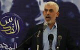 Yahya Sinwar, chef du Hamas à Gaza, prononçant un discours lors d'une réunion avec la population dans une salle sur le bord de mer de la ville de Gaza, le 30 avril 2022. (Crédit : Adel Hana/AP)