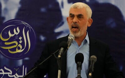 Yahya Sinwar, chef du Hamas à Gaza, prononçant un discours lors d'une réunion avec la population dans une salle sur le bord de mer de la ville de Gaza, le 30 avril 2022. (Crédit : Adel Hana/AP)