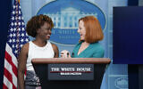 Jen Psaki, porte-parole de la Maison Blanche (g) et sa remplaçante, Karine Jean-Pierre lors d'une conférence de presse à la Maison Blanche, à Washington, le 5 mai 2022. (Crédit : AP Photo/Evan Vucci)