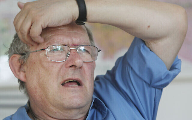 Adam Michnik, ancien dissident et cerveau de la transition pacifique du communisme à la démocratie en Pologne, s’entretient avec l’Associated Press à Varsovie, en Pologne, le 25 mai 2014. (Crédit : AP Photo/Czarek Sokolowski)