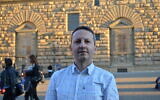 Le chercheur suédo-iranien Ahmadreza Djalali avant que l'Iran ne le condamne à mort pour avoir prétendument espionné pour le compte d'Israël, à Barcelone, en Espagne, en 2014. (Crédit : Vida Mehrannia via AP)