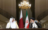 Sur cette photo publiée par le site officiel du bureau de la présidence iranienne, le président Ebrahim Raisi, à droite, et l'émir qatari Cheikh Tamim bin Hamad Al Thani s'entretiennent lors de leur point de presse conjoint au palais de Saadabad à Téhéran, en Iran, le 12 mai 2022. (Crédit : Bureau de la présidence iranienne via AP)