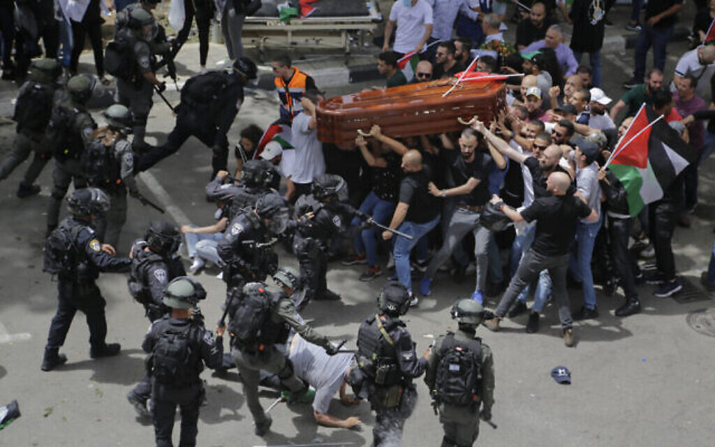 Les violences entre policiers et Palestiniens pendant la procession funéraire de la journaliste Shireen Abu Akleh à Jérusalem, le 13 mai 2022. (Crédit : AP Photo/Maya Levin) Les violences entre policiers et Palestiniens pendant la procession funéraire de la journaliste Shireen Abu Akleh à Jérusalem, le 13 mai 2022. (Crédit : AP Photo/Maya Levin)