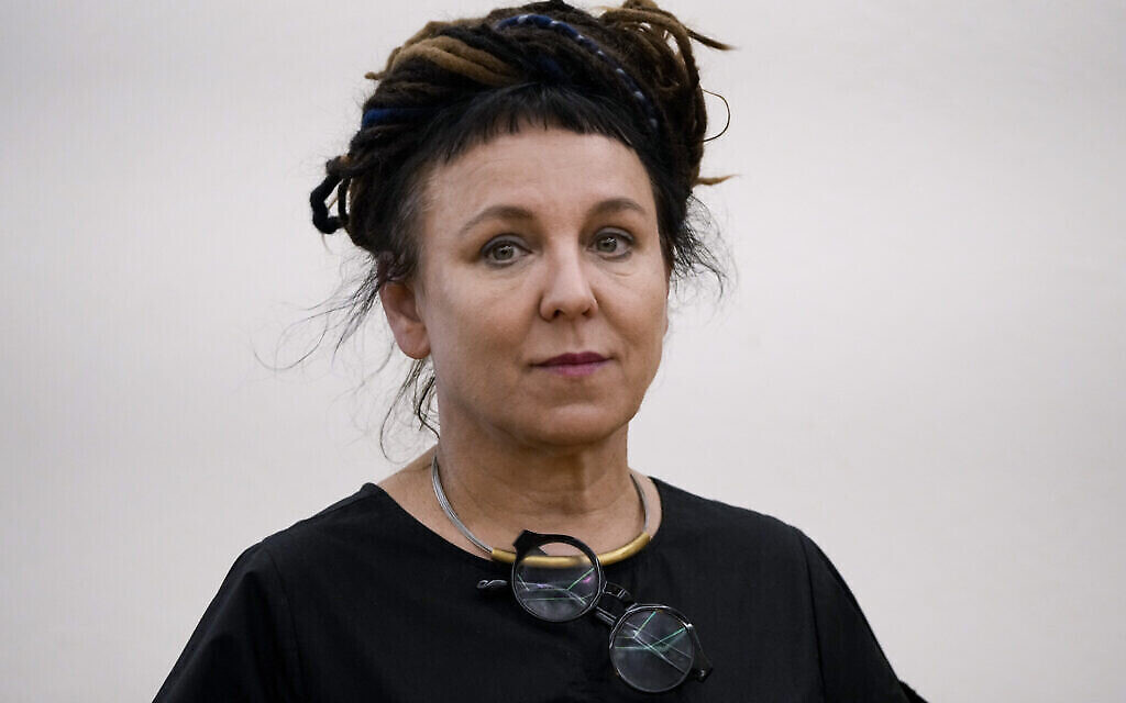 L’écrivaine polonaise, prix Nobel de littérature, Olga Tokarczuk pose pour une photo après une conférence de presse à Jérusalem, le dimanche 15 mai 2022. (Crédit : AP Photo/Tsafrir Abayov) L’écrivaine polonaise, prix Nobel de littérature, Olga Tokarczuk pose pour une photo après une conférence de presse à Jérusalem, le dimanche 15 mai 2022. (Crédit : AP Photo/Tsafrir Abayov)