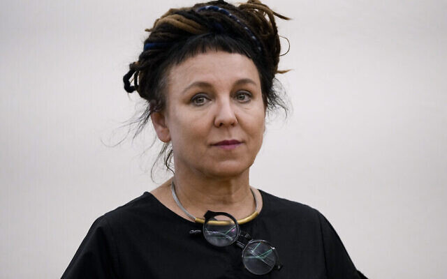 L’écrivaine polonaise, prix Nobel de littérature, Olga Tokarczuk pose pour une photo après une conférence de presse à Jérusalem, le dimanche 15 mai 2022. (Crédit : AP Photo/Tsafrir Abayov)