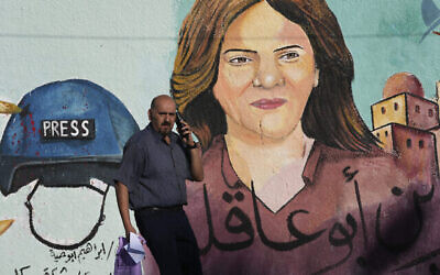 Fresque à la mémoire de la journaliste d’Al Jazeera, Shireen Abu Akleh, à Gaza, le 15 mai 2022. (Crédit : AP Photo/Adel Hana)
