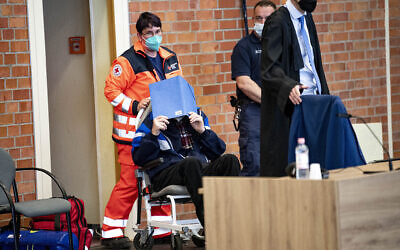 La photo d'archive montre Josef Shcutz, plus ancien nazi, à la suite du procès du tribunal régional de Neuruppin, le 16 mai 2022. (Crédit : Fabian Sommer/dpa via AP)