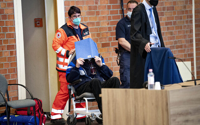 La photo d'archive montre Josef Shcutz, plus ancien nazi, à la suite du procès du tribunal régional de Neuruppin, le 16 mai 2022. (Crédit : Fabian Sommer/dpa via AP) La photo d'archive montre Josef Shcutz, plus ancien nazi, à la suite du procès du tribunal régional de Neuruppin, le 16 mai 2022. (Crédit : Fabian Sommer/dpa via AP)