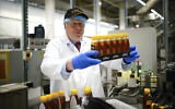 Le Premier ministre britannique, Boris Johnson, lors d’une visite à Hilltop Honey à Newtown, Powys, dans le Pays de Galles, le 20 mai 2022. (Crédit : Ben Birchall/Pool via AP)