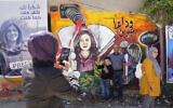 Des Palestiniens visitent le site où la journaliste palestino-américaine Shireen Abu Akleh a été abattue, dans la ville de Jénine, en Cisjordanie, le 18 mai 2022. (Crédit : Majdi Mohammed/AP)