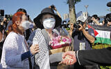 Fusako Shigenobu, au centre, cofondatrice du groupe terroriste japonais Armée rouge, après sa sortie de prison, samedi, à Akishima, une banlieue de Tokyo, le 28 mai 2022. (Crédit : Kyodo News via AP)