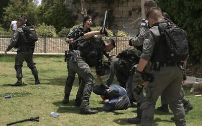 Des policiers israéliens interpellent un Palestinien près de la porte de Damas, à l’extérieur de la Vieille Ville de Jérusalem, le 29 mai 2022. (Crédit : AP Photo/Mahmoud Illean)