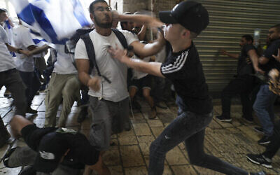 Affrontement entre Palestiniens et Juifs à la porte de Damas, dans la Vieille Ville de Jérusalem, le 29 mai 2022, alors qu’Israël célèbre Yom Yeroushalayim. (Crédit : AP Photo/Mahmoud Illean)