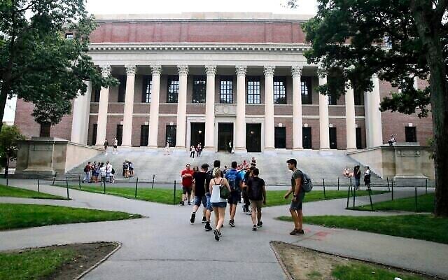 Des étudiants marchent près de la bibliothèque Widener dans les jardins de l'université Harvard à Cambridge, dans le Massachusetts, le 13 août 2019. (Crédit: AP/Charles Krupa, File) Des étudiants marchent près de la bibliothèque Widener dans les jardins de l'université Harvard à Cambridge, dans le Massachusetts, le 13 août 2019. (Crédit: AP/Charles Krupa, File)