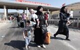 Des réfugiés syriens traversant la frontière turque de la porte de Cilvegozu, le 31 août 2013, au plus fort de la guerre civile syrienne. (Crédit : AP Photo/Gregorio Borgia)