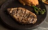 Un faux-filet produit à partir de cellules de viande cultivées en laboratoire par la start-up israélienne Aleph Farms. (Autorisation : Aleph Farms/Technion Institute of Technology)