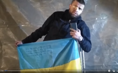 Le soldat juif ukrainien Vitaliy "Benya" Barabash appelle Israël et le Premier ministre Naftali Bennett à sauver la garnison qui défend l'usine sidérurgique Azovstal de Mairupol contre les forces russes, le 11 mai 2022 (Crédit: capture d'écran).