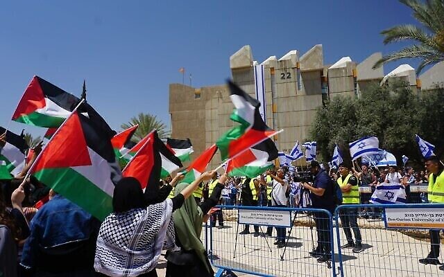 Étudiants israéliens et pro-palestiniens manifestant à l’Université Ben-Gurion de Beer Sheva, le 23 mai 2022. (Crédit : Emanuel Fabian/Times of Israel) Étudiants israéliens et pro-palestiniens manifestant à l’Université Ben-Gurion de Beer Sheva, le 23 mai 2022. (Crédit : Emanuel Fabian/Times of Israel)