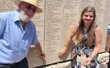 Isidore Zuckerbrod (à gauche) et Renata Szyfner devant le Mur d’honneur, dans le Jardin des Justes parmi les Nations, à Yad Vashem le 25 mai 2022. (Crédit : Yad Vashem)