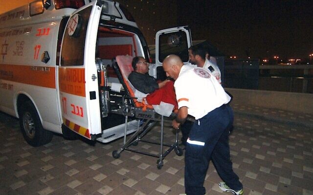 Des médecins israéliens transfèrent une victime de crise cardiaque d'une ambulance à l'hôpital Soroka de Beer Sheva (Crédit : Dudu Greenspan/Flash90) Des médecins israéliens transfèrent une victime de crise cardiaque d'une ambulance à l'hôpital Soroka de Beer Sheva (Crédit : Dudu Greenspan/Flash90)