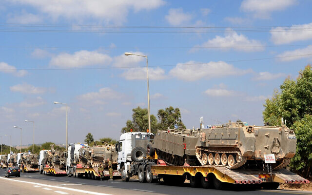 Un convoi militaire transportant des APC près de la frontière d'Israël avec la bande de Gaza, le 19 juillet 2014. (Credit: Gili Yaari/Flash90) Un convoi militaire transportant des APC près de la frontière d'Israël avec la bande de Gaza, le 19 juillet 2014. (Credit: Gili Yaari/Flash90)