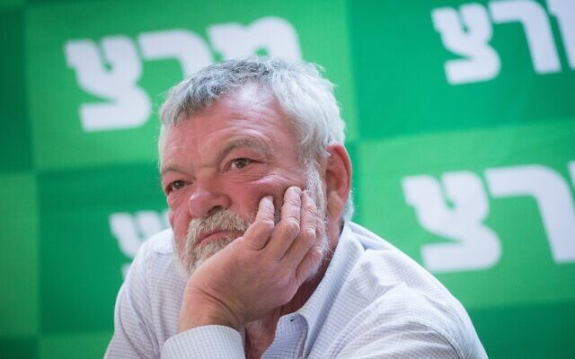 Le député Meretz Ilan Gilon lors d'une réunion de faction à la Knesset, le 28 mai 2018. (Crédit: Miriam Alster/Flash90)