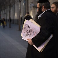 Des représentants du Grand-Rabbinat remettant un certificat de casheroute à un restaurant dans le centre de Jérusalem, le 31 décembre 2019. (Crédit : Hadas Parush/Flash90)